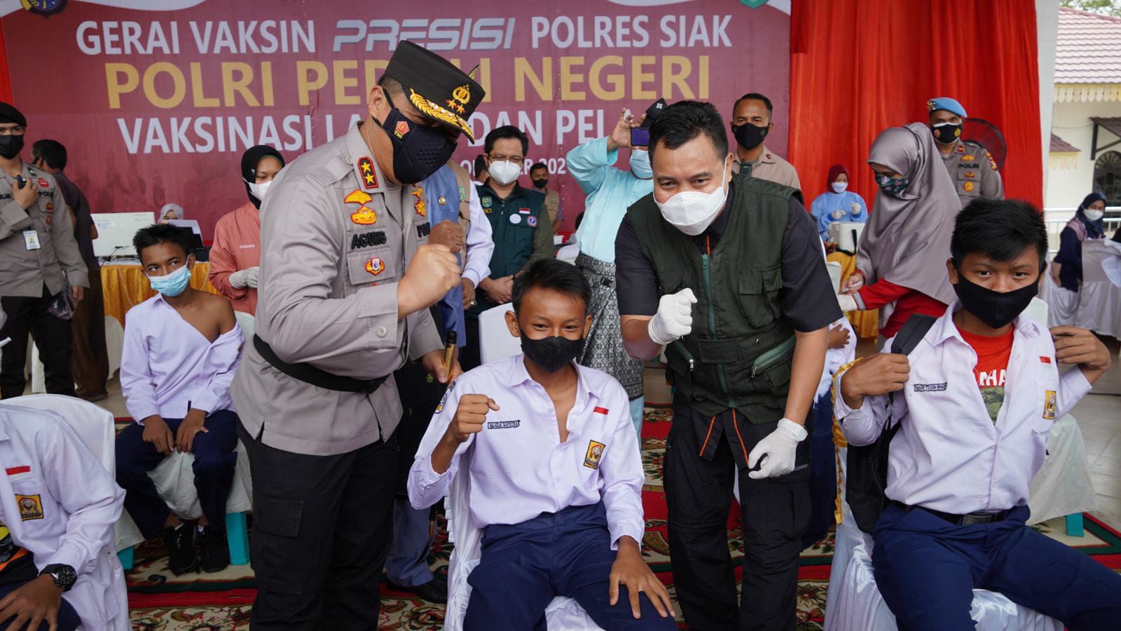 Kunker Ke Siak, Kapolda Riau Lakukan Peninjauan Pelaksanaan Vaksinasi Covid-19 Bagi Lansia Dan Pelajar